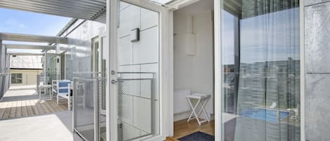 1 bedroom, desk, laptop workspace, cribs/infant beds