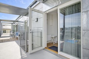 1 habitación, escritorio, espacio para trabajar con laptop y cunas