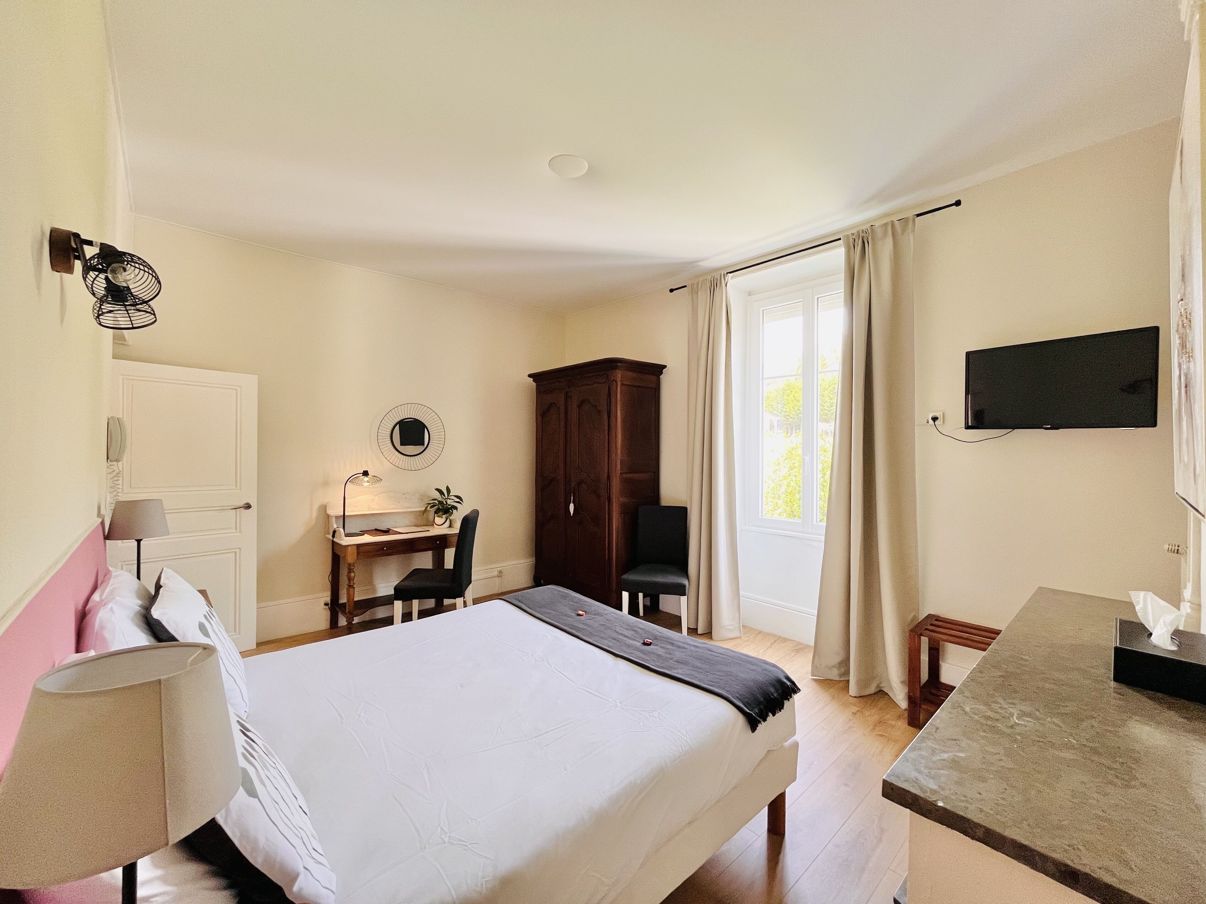 individually decorated, individually furnished, desk, laptop workspace