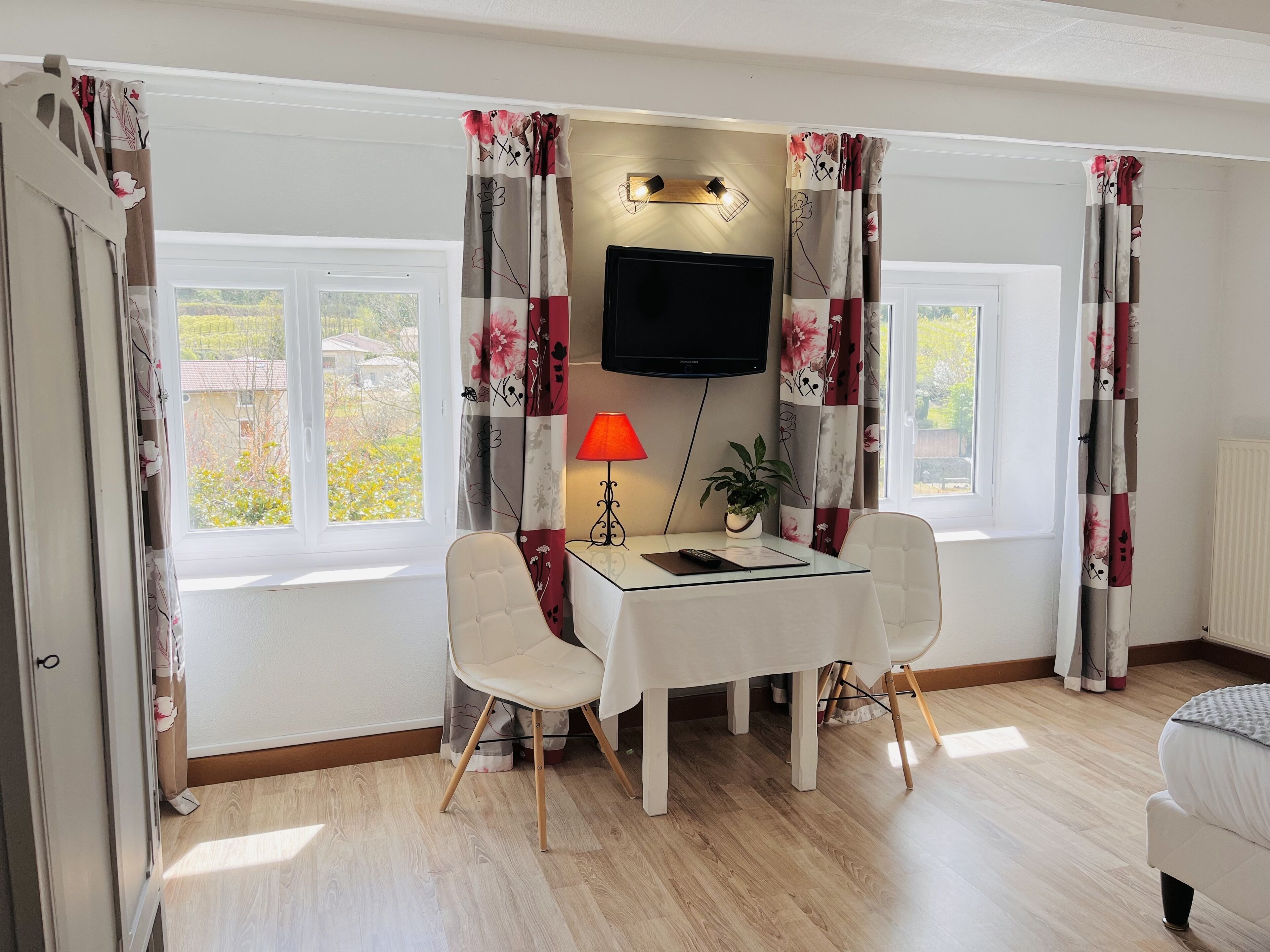 individually decorated, individually furnished, desk, laptop workspace