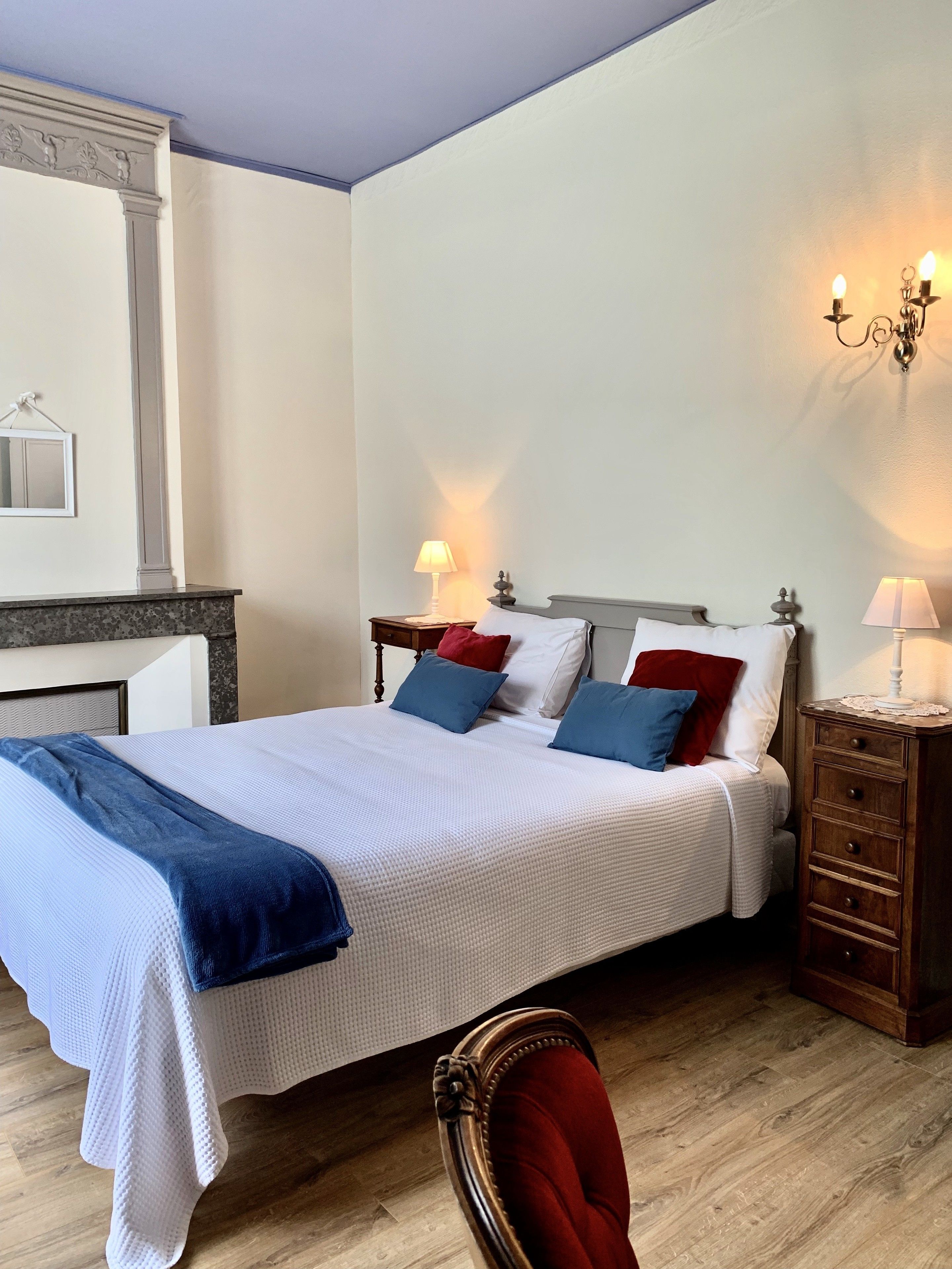 individually decorated, individually furnished, desk, laptop workspace