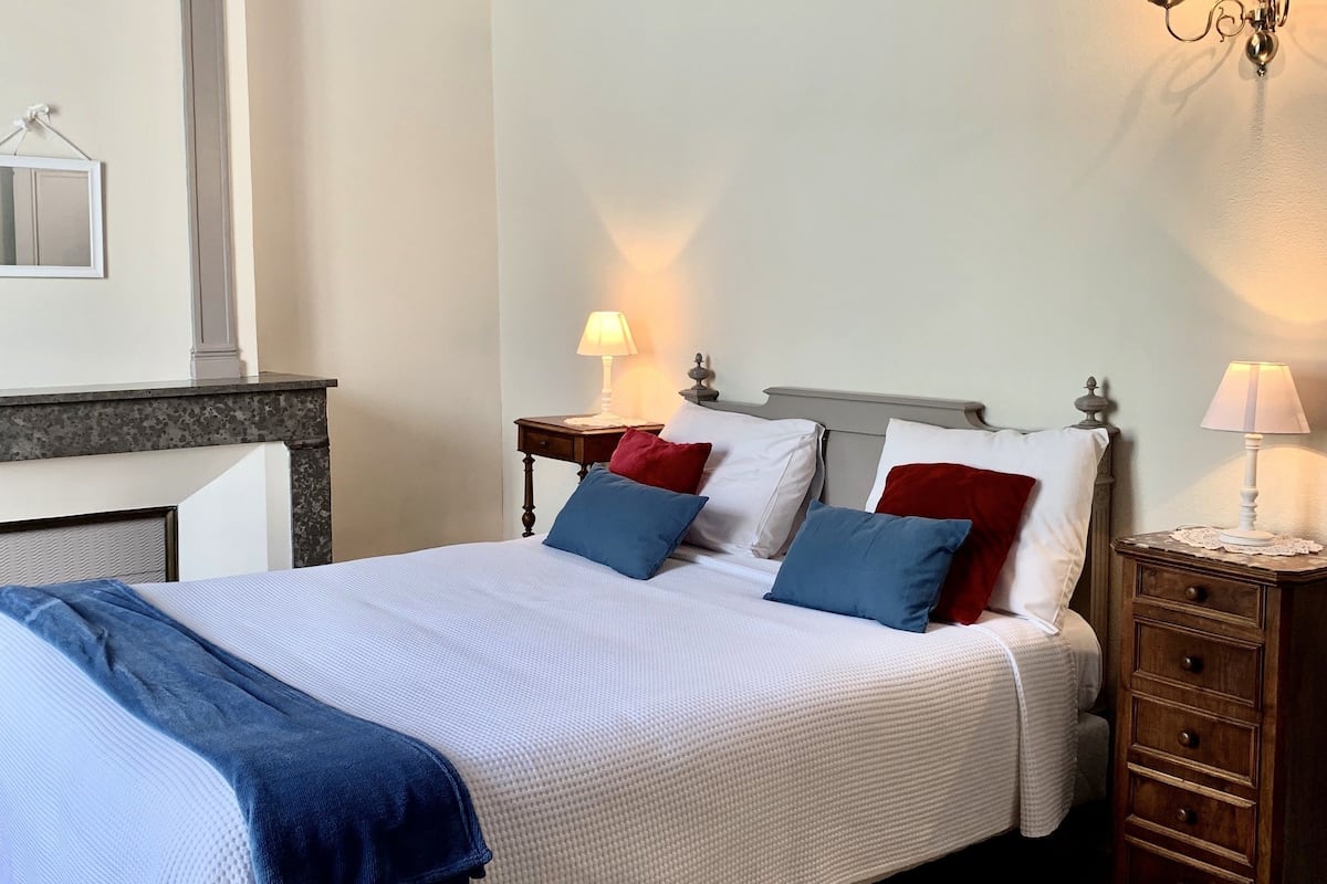 individually decorated, individually furnished, desk, laptop workspace