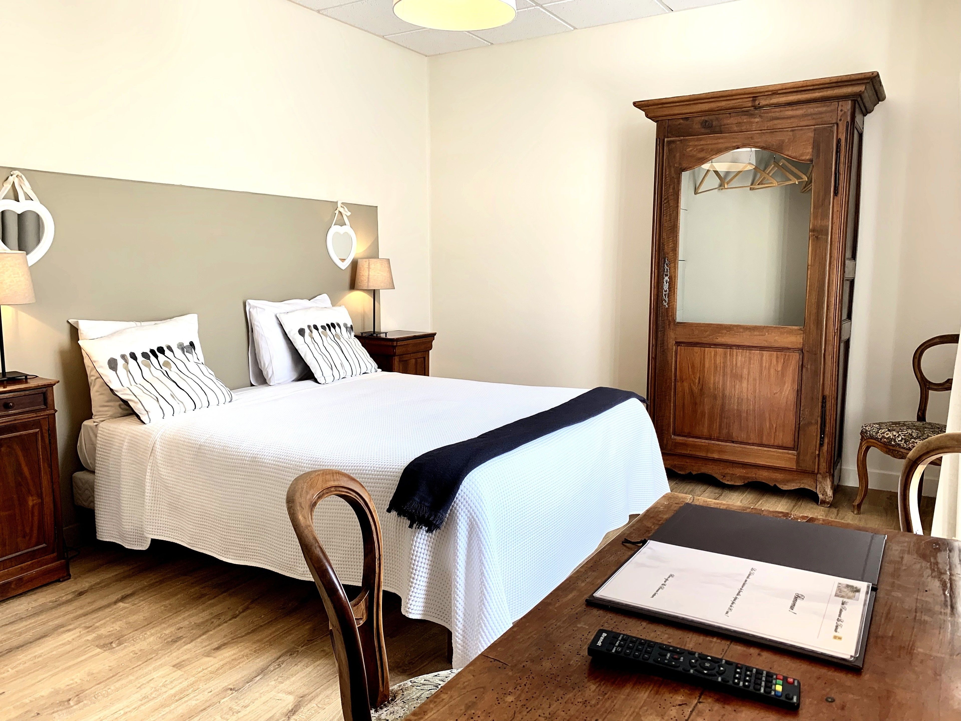 individually decorated, individually furnished, desk, laptop workspace