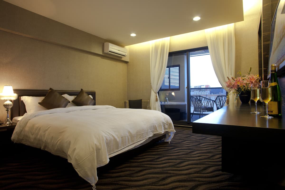 Standard Double Room, 1 King Bed | Down duvets, minibar, laptop workspace, blackout curtains