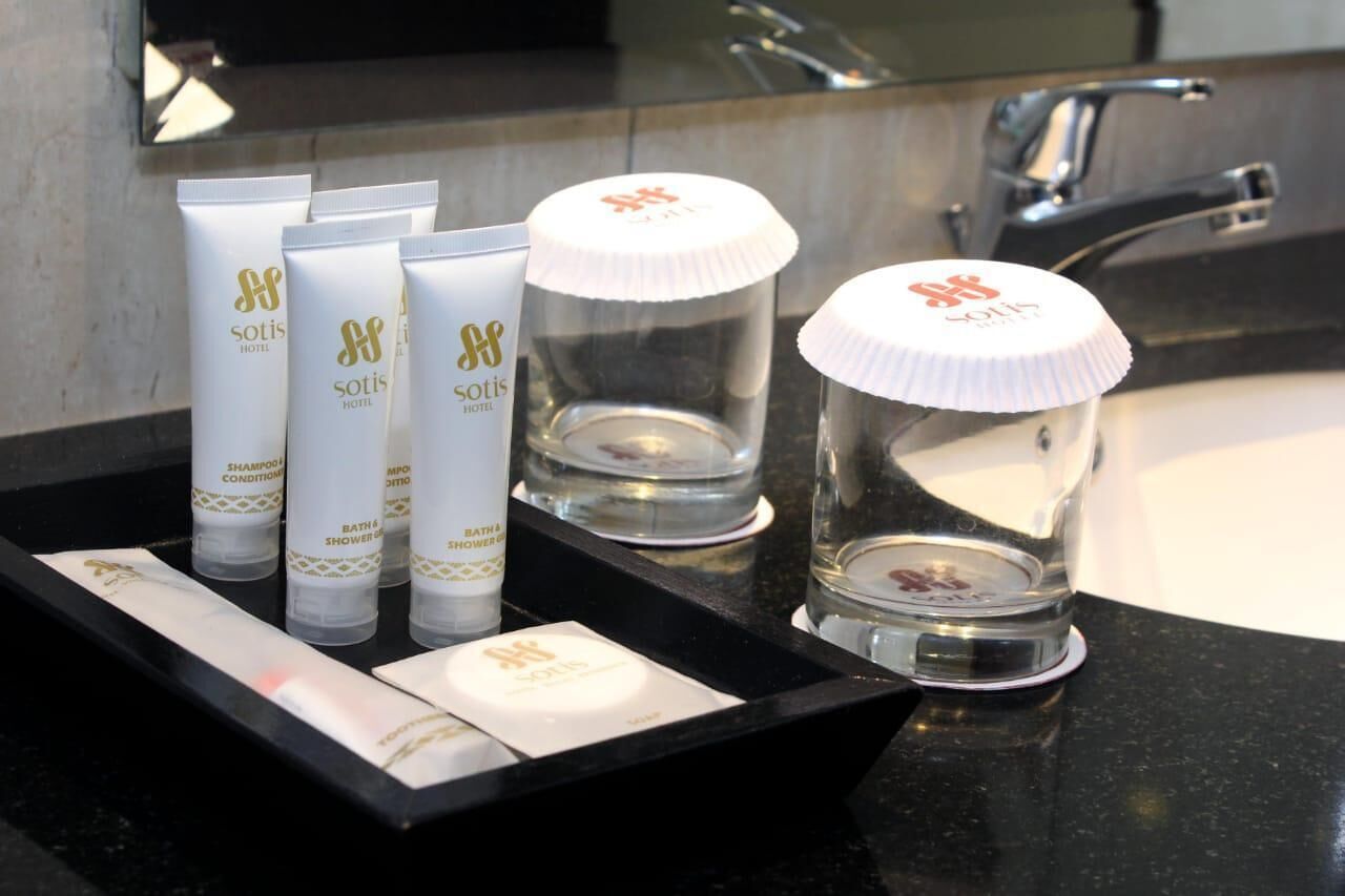 Regadera, amenidades de baño gratuitas, secadora de cabello, pantuflas 