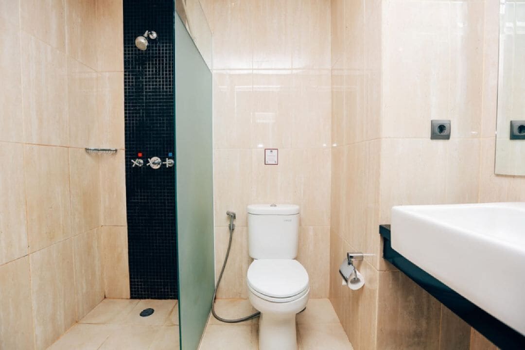 Bruser, gratis toiletartikler, hårtørrer, hjemmesko