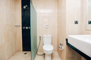 Dusche, kostenlose Toilettenartikel, Haartrockner, Hausschuhe
