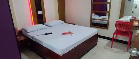 Deluxe Room, 1 Queen Bed | Living area | TV