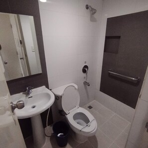 Deluxe kamer, 1 queensize bed | Badkamer | Een douche, gratis toiletartikelen, een haardroger, handdoeken