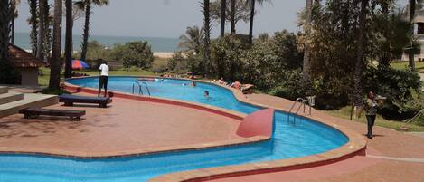 Piscina all'aperto, ombrelloni da piscina, lettini