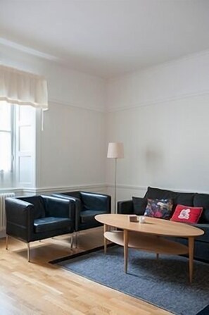 Apartment, 2 Schlafzimmer | Wohnbereich | 32-Zoll-Flachbildfernseher mit Kabelempfang, Fernseher