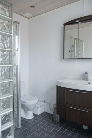 Apartment, 1 Bedroom | Bathroom | Shower, towels - Stora Torget - Visby Lägenhetshotell  (Visby)