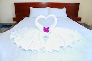 Minibar, meja kerja, tirai kedap cahaya, dan Wi-Fi gratis