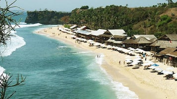 Playa en los alrededores y playa de arena blanca