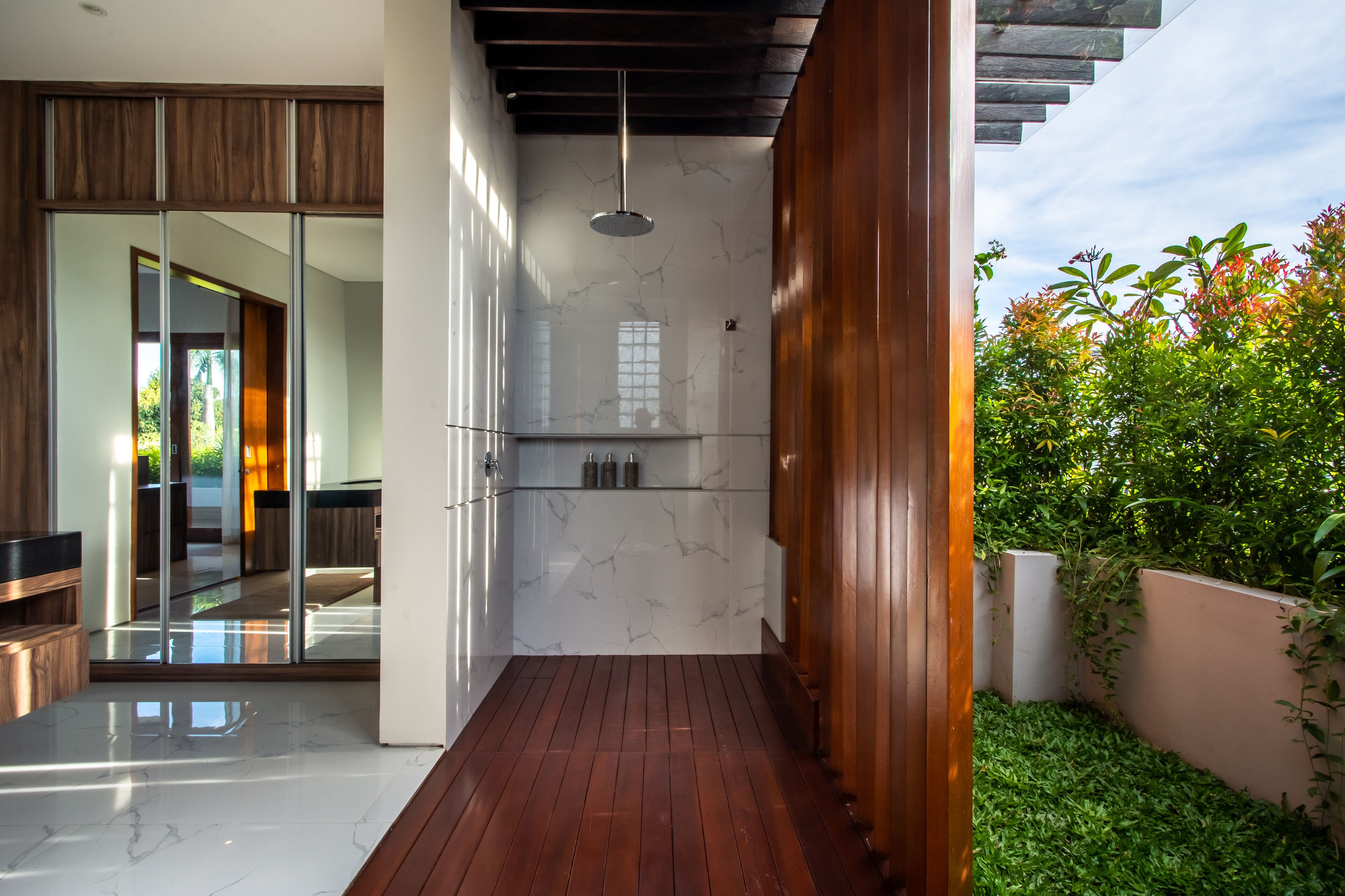 Three Bedrooms Grand Suite Villa | Bathroom | Shower, rainfall showerhead, free toiletries, hair dryer