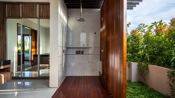 Three Bedrooms Grand Suite Villa | Bathroom | Shower, rainfall showerhead, free toiletries, hair dryer
