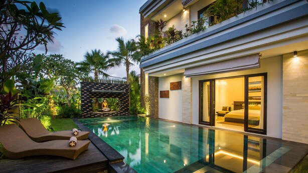 Una casa moderna con piscina, un patio cubierto y un dormitorio con ventana grande.
