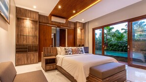 Un dormitorio moderno con una cama grande, armario empotrado y vistas al exterior.