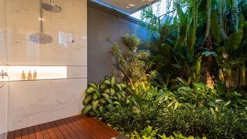 Three Bedrooms Grand Suite Villa | Shower kamar mandi