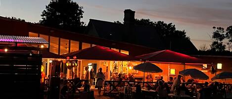Serveert ontbijt, lunch en diner