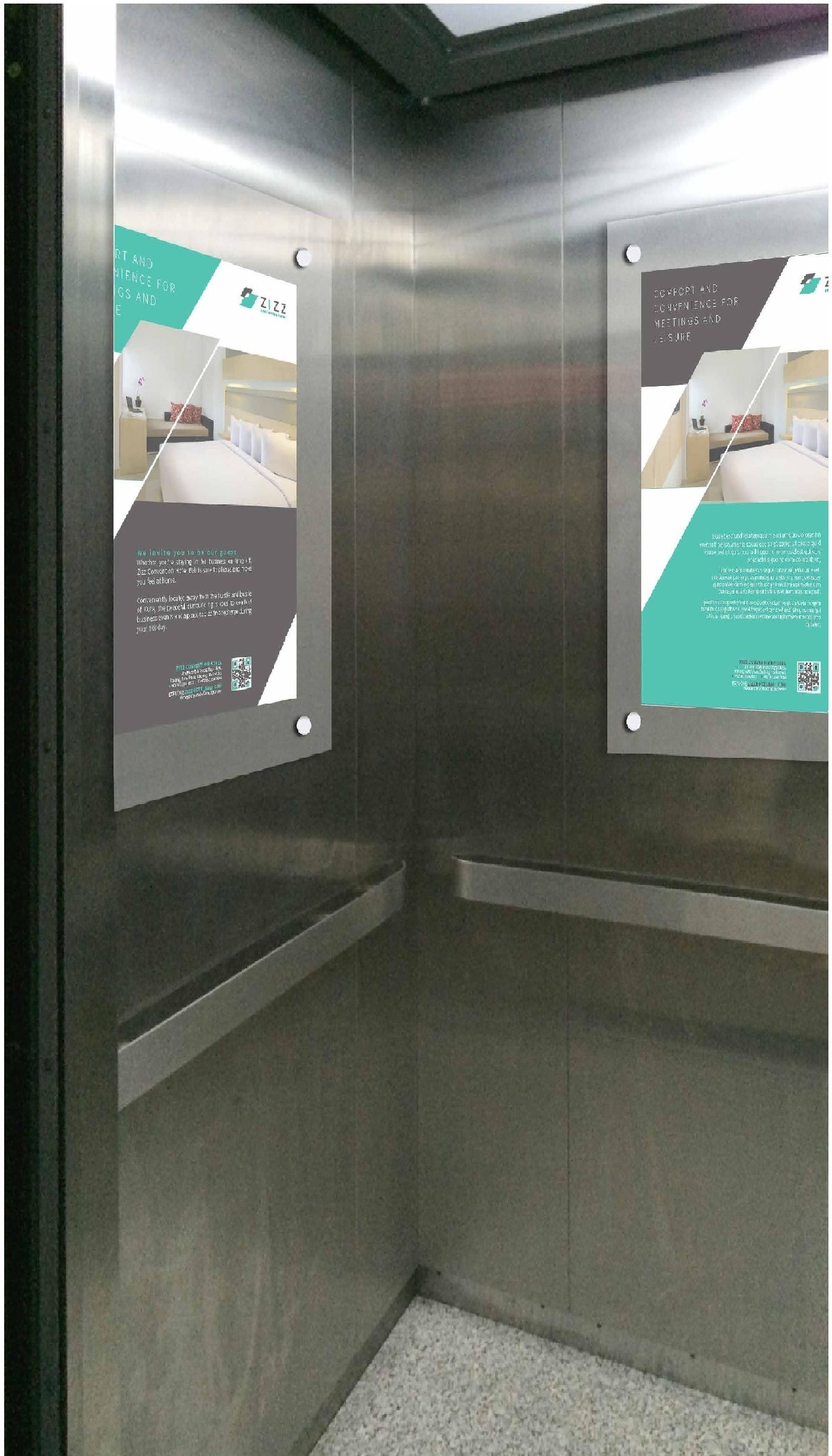 Interior de un ascensor metálico con dos carteles informativos en las paredes.