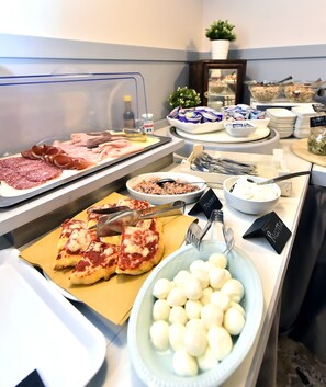 Tägliches Frühstücksbuffet (10.00 EUR pro Person)