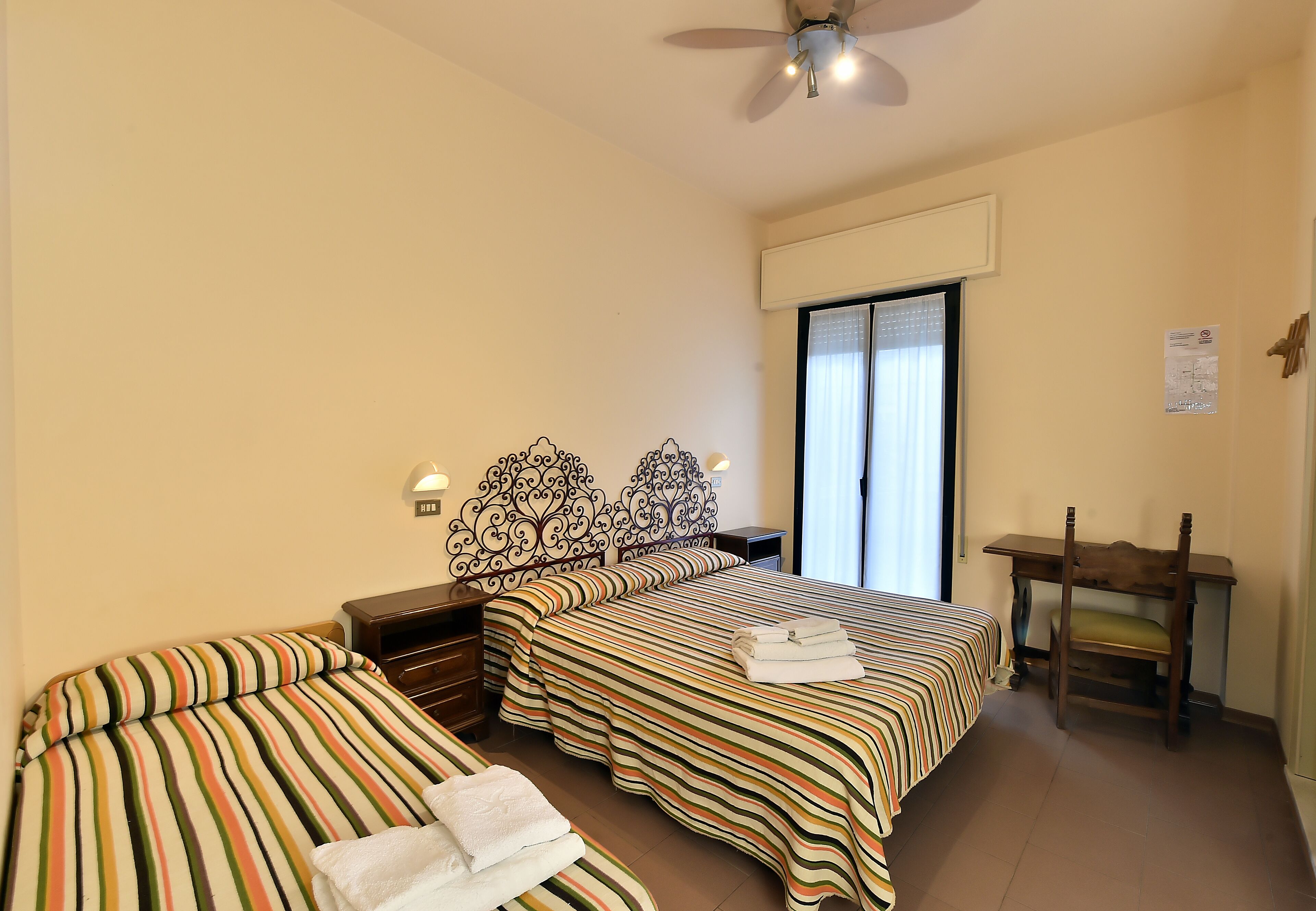 economy triple room | 1 bedroom, in-room safe, desk, free wifi
