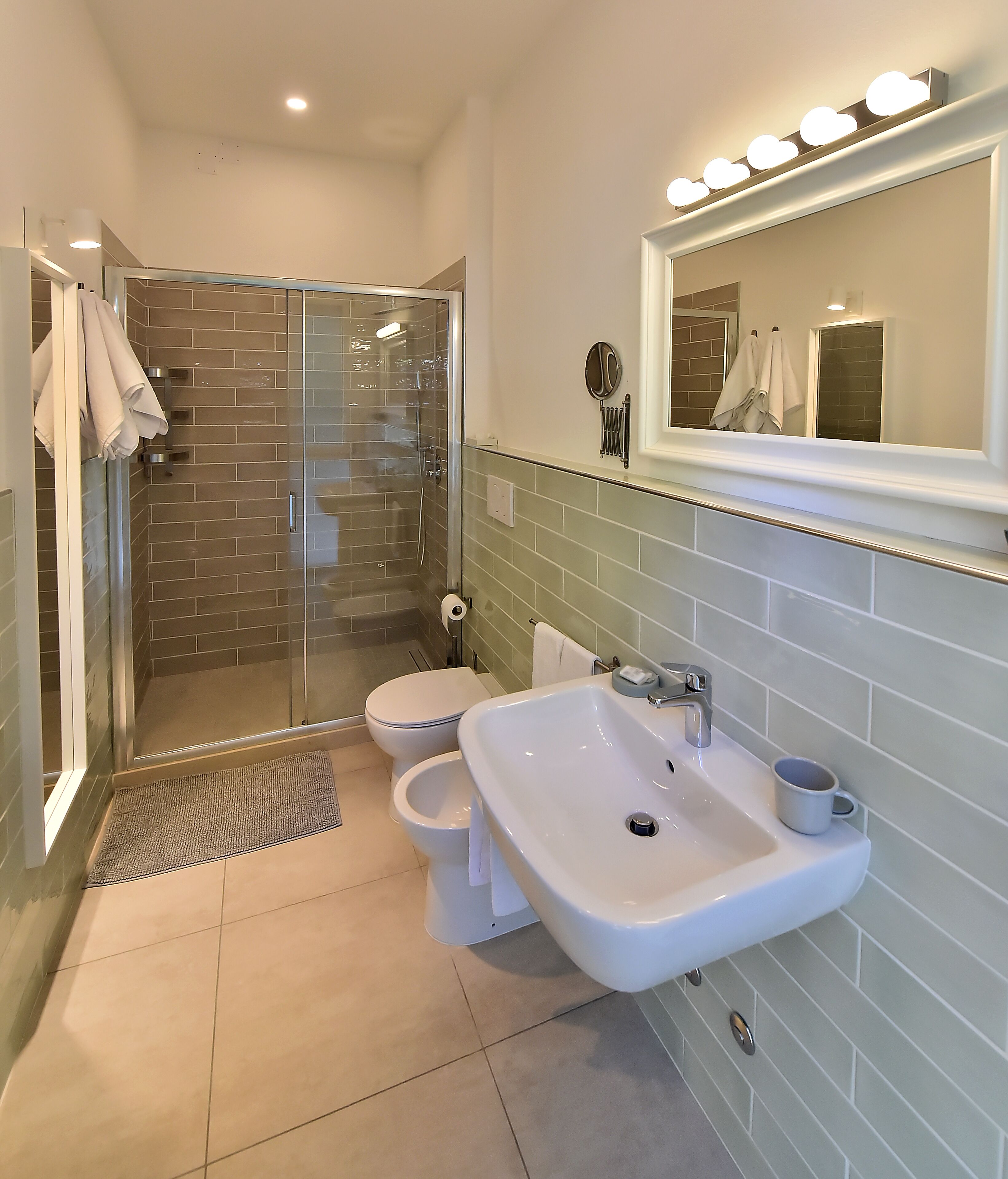 classic double room | bathroom | shower, free toiletries, hair dryer, bidet