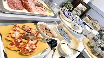 Petit déjeuner buffet (10.00 EUR par personne)
