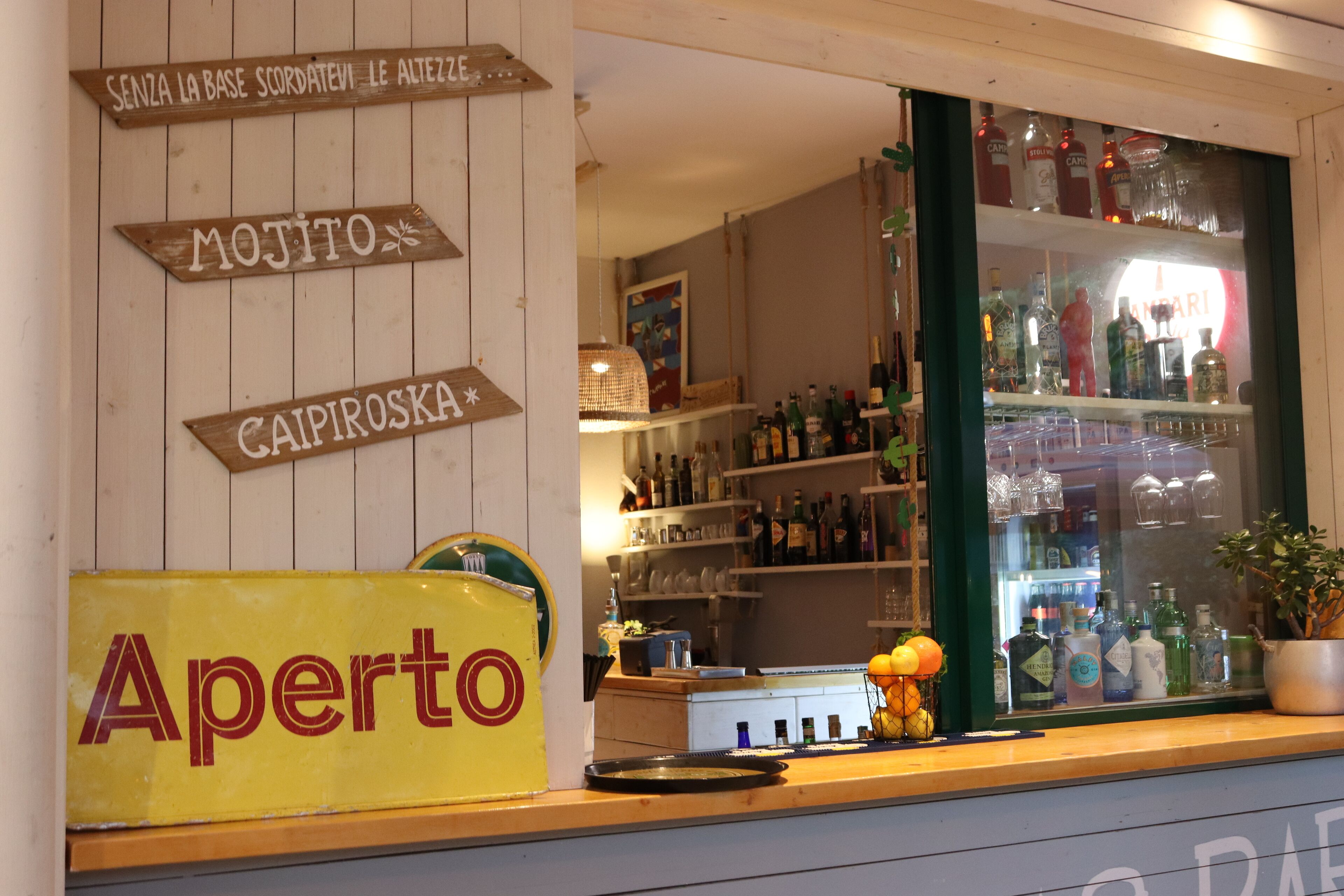 lunch and dinner served, international cuisine