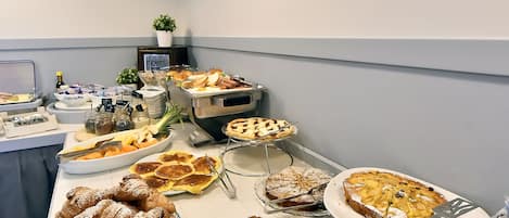 Desayuno buffet (EUR 10.00 por persona)