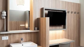 Quarto casal conforto, vista para o mar | Cofres nos quartos, escrivaninha, Wi-Fi de cortesia, roupa de cama