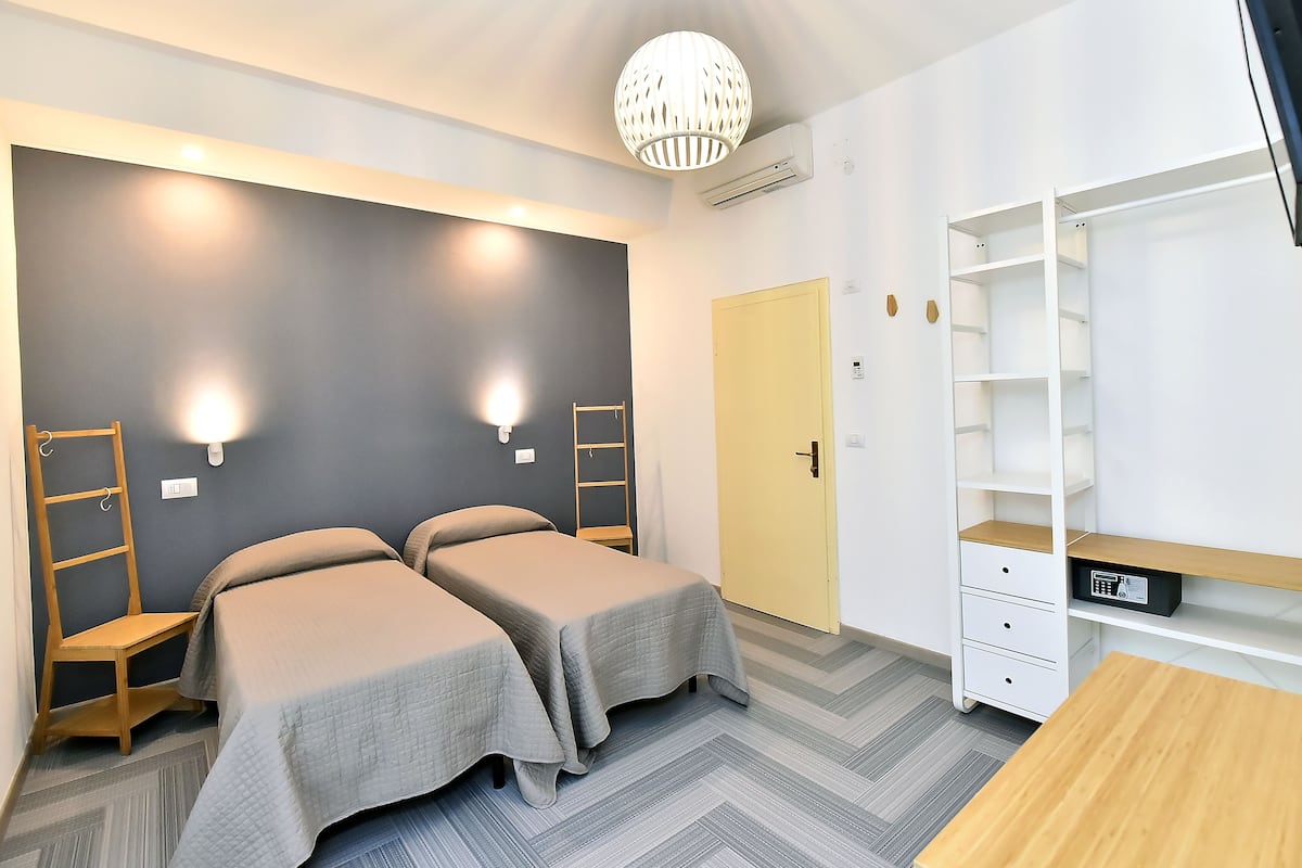 classic double room | 1 bedroom, in-room safe, desk, free wifi