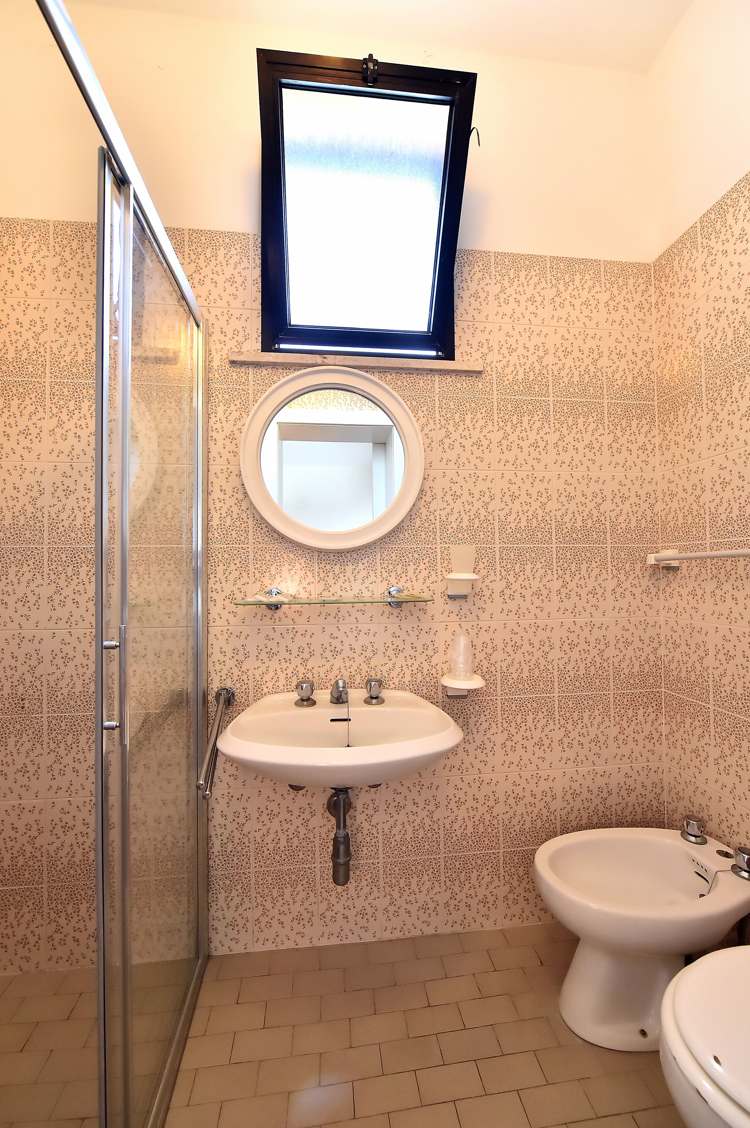 shower, free toiletries, hair dryer, bidet