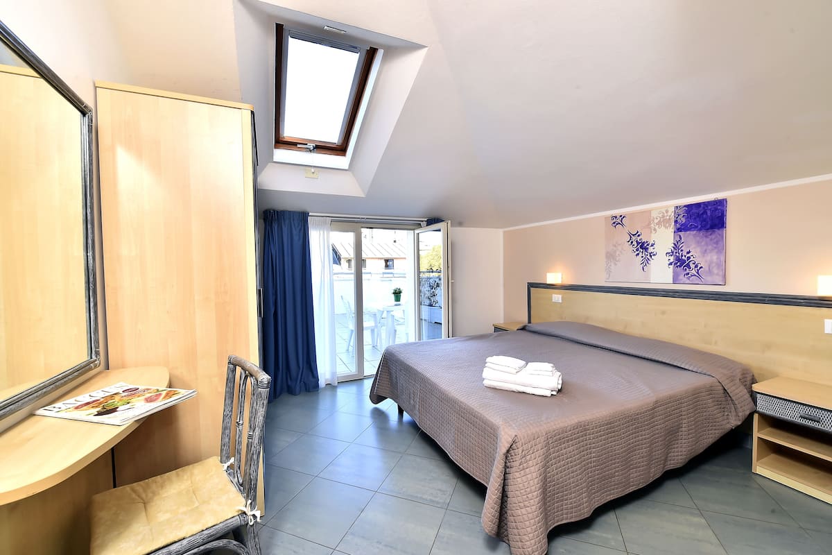 Classic Double Room, Sea View | In-room safe, desk, free WiFi, bed sheets