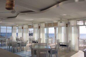 Frokost og lunsj serveres, internasjonale retter, utsikt mot stranden 