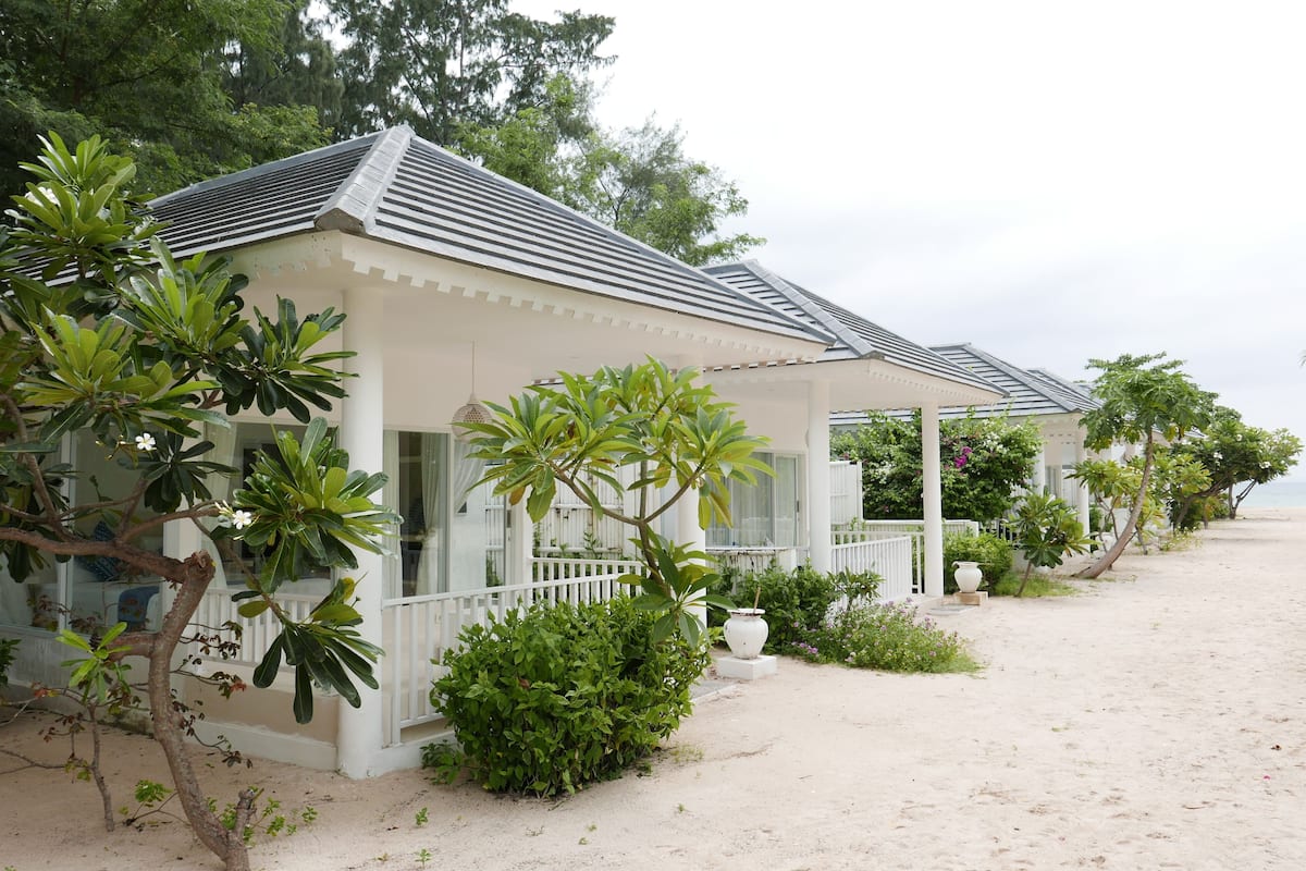 Bungalow, vue partielle sur la mer