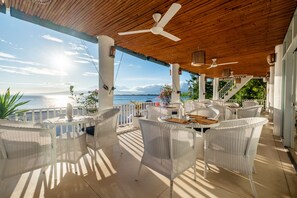 Petit déjeuner, déjeuner et dîner servis sur place, vue sur la plage