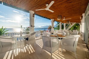 Serviço de café da manhã, culinária internacional, vistas para a praia 