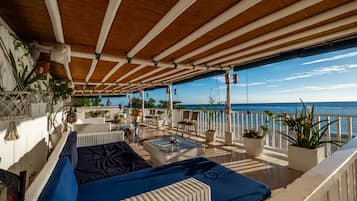 2 bars/lounges, poolside bar, beach bar