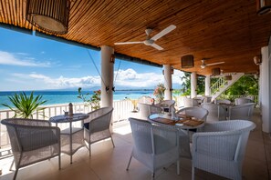 Se sirven desayunos, comidas y cocina internacional con vista a la playa