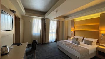 高級寢具、迷你吧、客房內保險箱、書桌