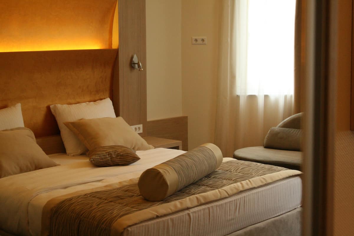 1 bedroom, premium bedding, minibar, in-room safe