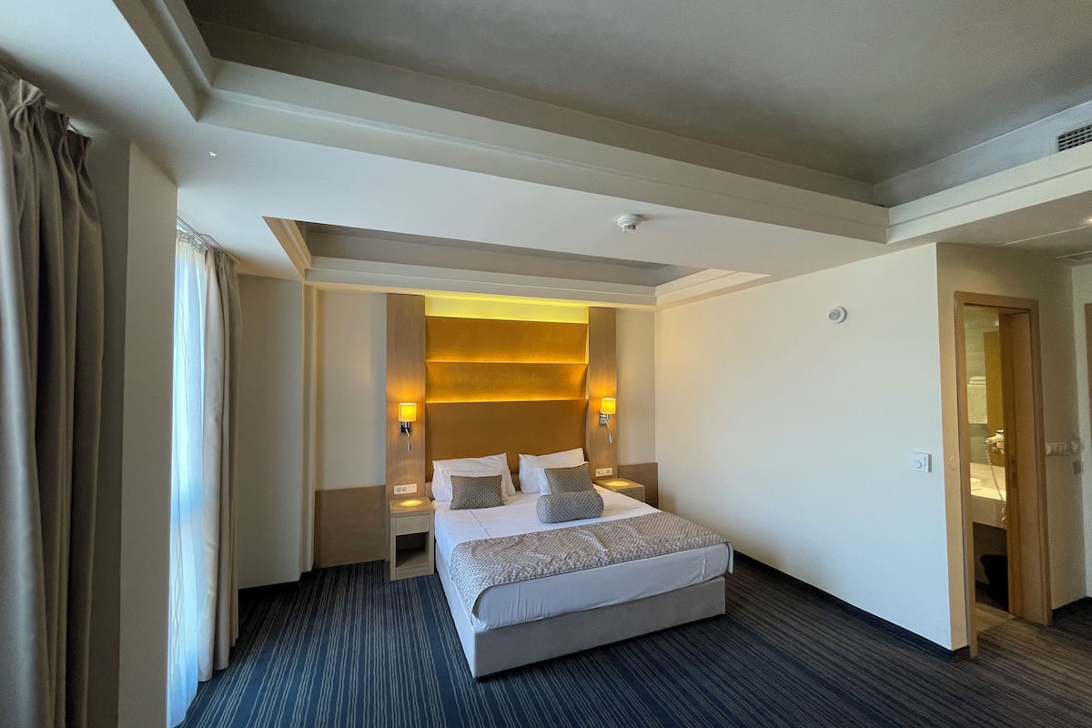 1 bedroom, premium bedding, minibar, in-room safe