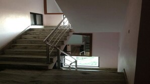 Eine Treppe mit Metallgeländer, die zu einer oberen Etage führt.
