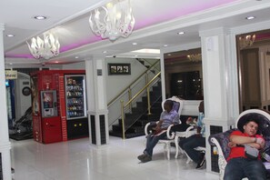 Coin salon dans le hall