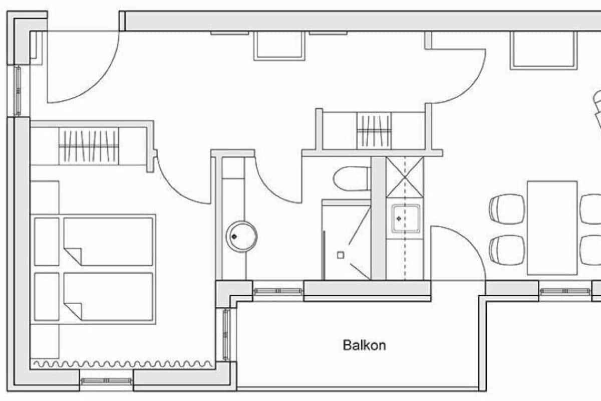 Ein Grundriss mit Balkon, Küche, Essbereich und Bad.