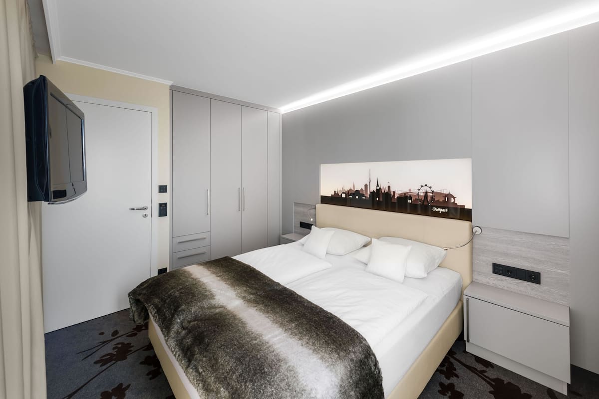 Suite | Hypo-allergenic bedding, in-room safe, desk, laptop workspace