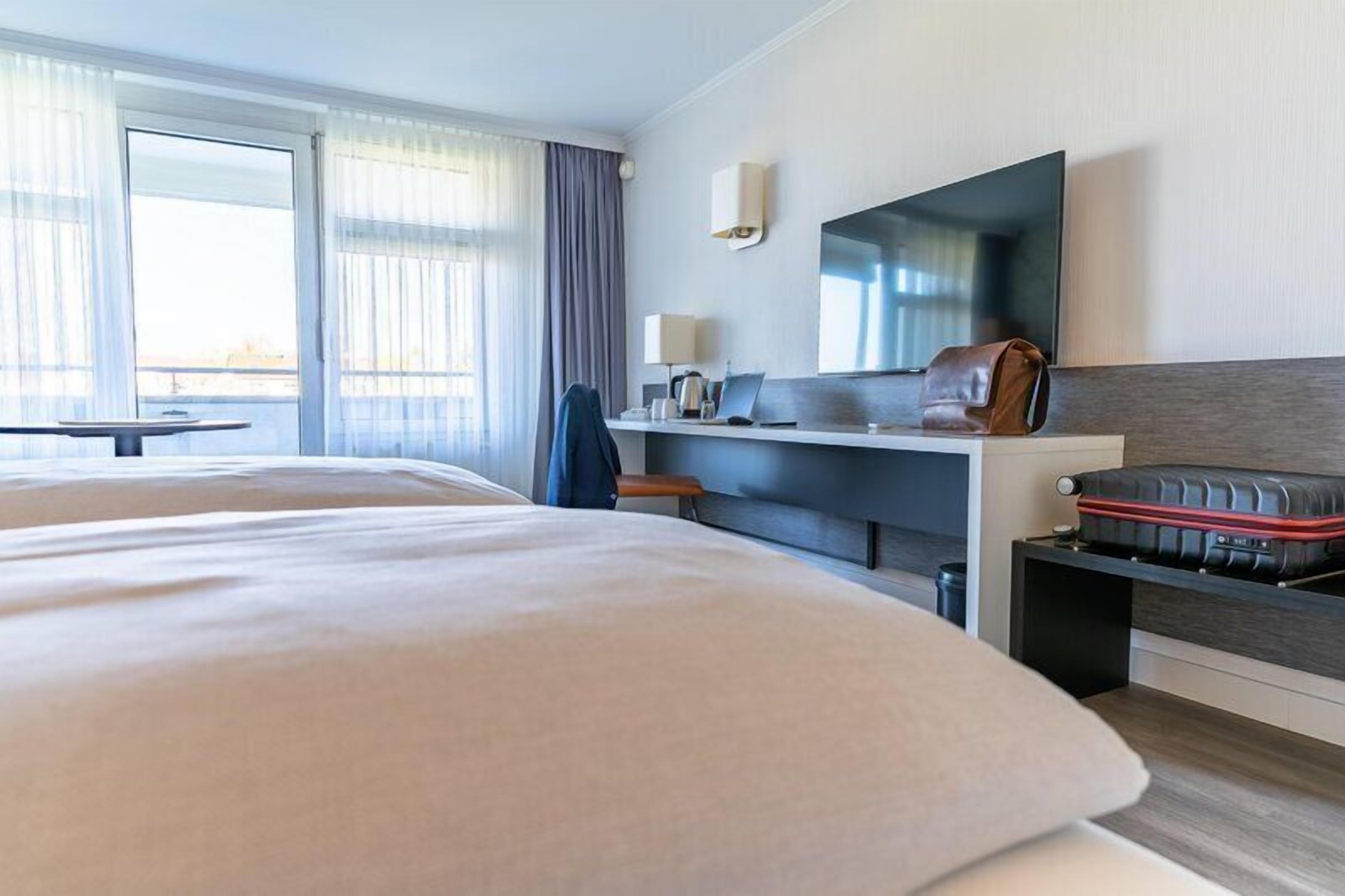 Hypo-allergenic bedding, in-room safe, desk, laptop workspace