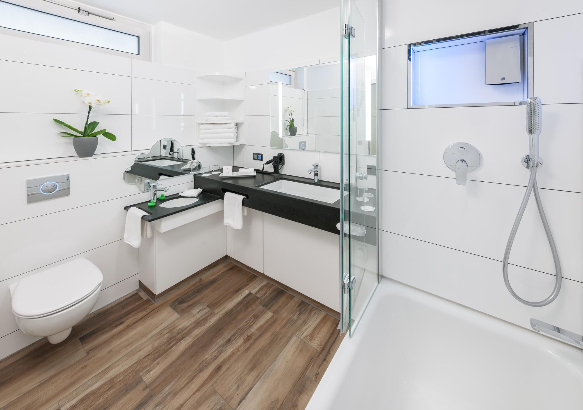 Haartrockner, Fußbodenheizung (Badezimmer), Handtücher, Seife